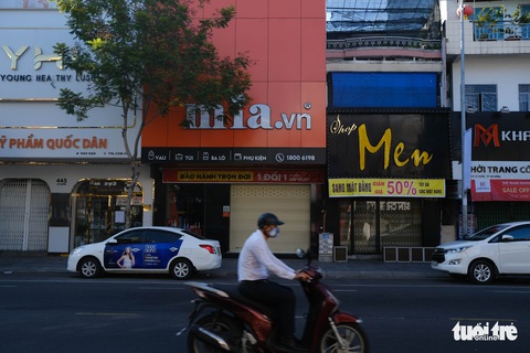 Phố xá Đà Nẵng thưa thớt ngày đầu giãn cách xã hội - Ảnh 4. Phố xá Đà Nẵng thưa thớt ngày đầu giãn cách xã hội - Ảnh 4.