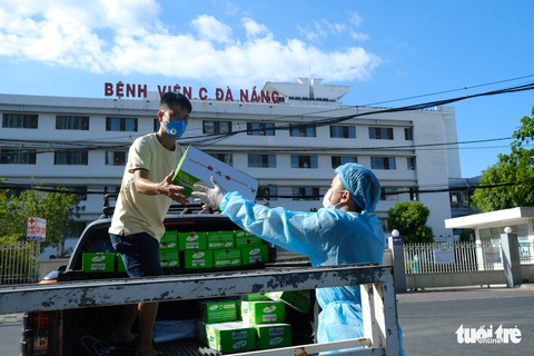 Tiếp tế 100.000 khẩu trang cho 3 bệnh viện Đà Nẵng bị phong tỏa - Ảnh 3. Tiếp tế 100.000 khẩu trang cho 3 bệnh viện Đà Nẵng bị phong tỏa - Ảnh 3.