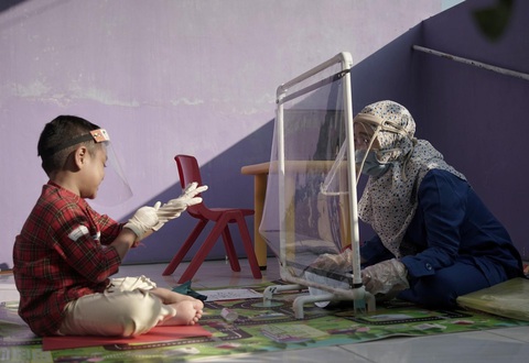 Trường mẫu giáo Indonesia sáng tạo để đưa học sinh đến lớp thời COVID-19 - Ảnh 1. Trường mẫu giáo Indonesia sáng tạo để đưa học sinh đến lớp thời COVID-19 - Ảnh 1.