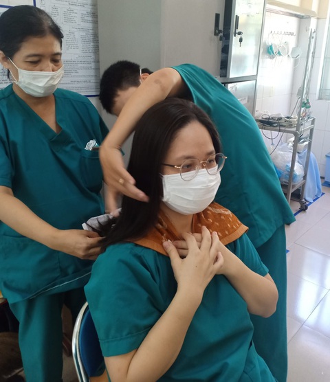 Nghẹn lòng sau bức ảnh các nữ bác sĩ cắt tóc để lên tuyến đầu ở Đà Nẵng - Ảnh 2. Nghẹn lòng sau bức ảnh các nữ bác sĩ cắt tóc để lên tuyến đầu ở Đà Nẵng - Ảnh 2.