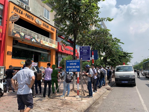 Hà Nội lập chốt kiểm soát y tế, khử trùng 2 nơi có ca nghi nghiễm COVID-19 - Ảnh 1. Hà Nội lập chốt kiểm soát y tế, khử trùng 2 nơi có ca nghi nghiễm COVID-19 - Ảnh 1.