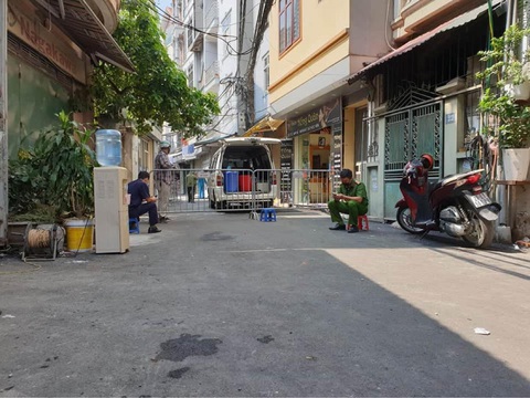 Hà Nội lập chốt kiểm soát y tế, khử trùng 2 nơi có ca nghi nghiễm COVID-19 - Ảnh 2. Hà Nội lập chốt kiểm soát y tế, khử trùng 2 nơi có ca nghi nghiễm COVID-19 - Ảnh 2.