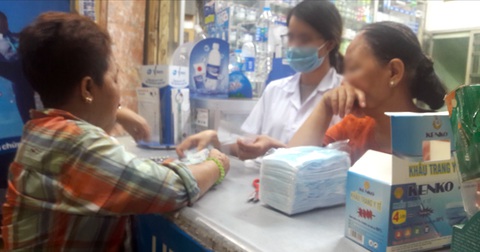 Giá khẩu trang, nước rửa tay: trên mạng nhộn nhạo, siêu thị bình ổn - Ảnh 1. Giá khẩu trang, nước rửa tay: trên mạng nhộn nhạo, siêu thị bình ổn - Ảnh 1.
