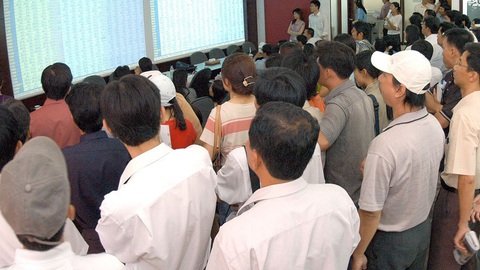 Chuyện chưa kể 20 năm thị trường chứng khoán VN - Kỳ 3: Học phí bạc tỉ của dân chơi chứng khoán - Ảnh 2. Chuyện chưa kể 20 năm thị trường chứng khoán VN - Kỳ 3: Học phí bạc tỉ của dân chơi chứng khoán - Ảnh 2.