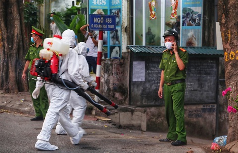 Hà Nội phong tỏa ngõ 466 phố Hoàng Hoa Thám nơi có người nghi nhiễm COVID-19 - Ảnh 3. Hà Nội phong tỏa ngõ 466 phố Hoàng Hoa Thám nơi có người nghi nhiễm COVID-19 - Ảnh 3.