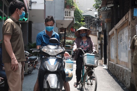 Hà Nội lập chốt kiểm soát y tế, khử trùng 2 nơi có ca nghi nghiễm COVID-19 - Ảnh 3. Hà Nội lập chốt kiểm soát y tế, khử trùng 2 nơi có ca nghi nghiễm COVID-19 - Ảnh 3.