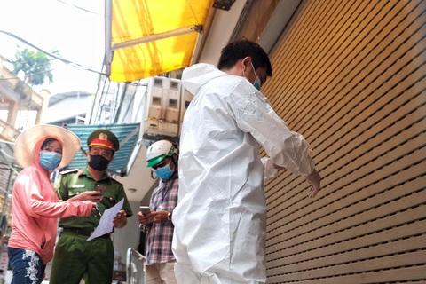 Hà Nội lập chốt kiểm soát y tế, khử trùng 2 nơi có ca nghi nghiễm COVID-19 - Ảnh 4. Hà Nội lập chốt kiểm soát y tế, khử trùng 2 nơi có ca nghi nghiễm COVID-19 - Ảnh 4.
