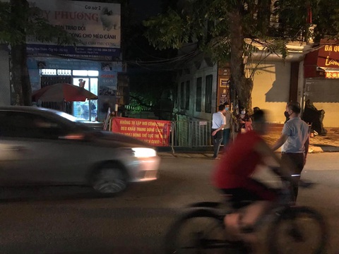 Hà Nội phong tỏa ngõ 466 phố Hoàng Hoa Thám nơi có người nghi nhiễm COVID-19 - Ảnh 1. Hà Nội phong tỏa ngõ 466 phố Hoàng Hoa Thám nơi có người nghi nhiễm COVID-19 - Ảnh 1.