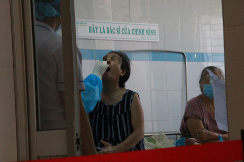 Cha bệnh nhân 418 tử vong có xét nghiệm âm tính - Ảnh 1. Cha bệnh nhân 418 tử vong có xét nghiệm âm tính - Ảnh 1.