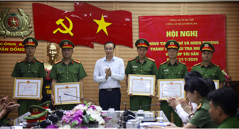 Khen thưởng ban chuyên án bắt 2 nghi can cướp BIDV - Ảnh 1. Khen thưởng ban chuyên án bắt 2 nghi can cướp BIDV - Ảnh 1.