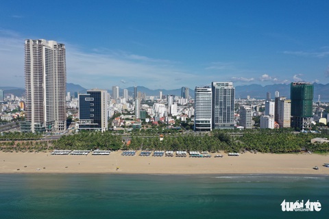 Bãi biển Đà Nẵng không một bóng người vì COVID-19 - Ảnh 3. Bãi biển Đà Nẵng không một bóng người vì COVID-19 - Ảnh 3.