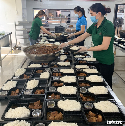 Phải đóng cửa vì COVID-19, chuỗi nhà hàng nấu 800 suất cơm mỗi ngày tiếp sức bác sĩ - Ảnh 1. Phải đóng cửa vì COVID-19, chuỗi nhà hàng nấu 800 suất cơm mỗi ngày tiếp sức bác sĩ - Ảnh 1.