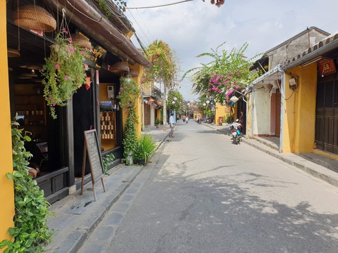Hội An tạm đóng nhà hàng, cà phê, Huế ngừng karaoke, vũ trường, massage - Ảnh 1. Hội An tạm đóng nhà hàng, cà phê, Huế ngừng karaoke, vũ trường, massage - Ảnh 1.
