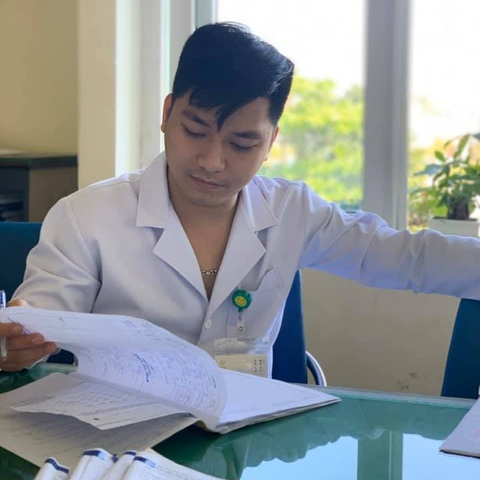Nghẹn lòng sau bức ảnh các nữ bác sĩ cắt tóc để lên tuyến đầu ở Đà Nẵng - Ảnh 1. Nghẹn lòng sau bức ảnh các nữ bác sĩ cắt tóc để lên tuyến đầu ở Đà Nẵng - Ảnh 1.
