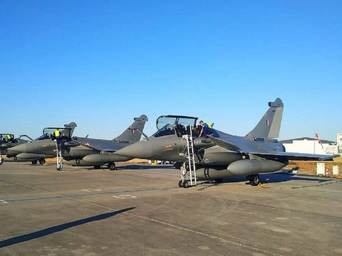 Lấy về 5 trong 36 chiếc Rafale đặt mua, Ấn Độ nhắn nhe ngay với Trung Quốc - Ảnh 1. Lấy về 5 trong 36 chiếc Rafale đặt mua, Ấn Độ nhắn nhe ngay với Trung Quốc - Ảnh 1.