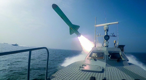 Iran dùng chiến thuật bầy sói hạ gục tàu sân bay Mỹ dễ như bỡn - Ảnh 4. Iran dùng chiến thuật bầy sói hạ gục tàu sân bay Mỹ dễ như bỡn - Ảnh 4.