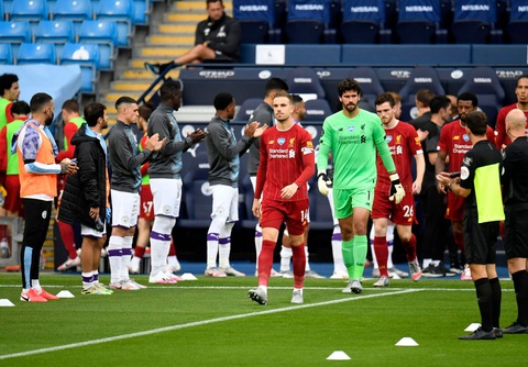 Chùm ảnh: Man City chào tân vương Liverpool, tặng luôn trận thua muối mặt - Ảnh 2. Chùm ảnh: Man City chào tân vương Liverpool, tặng luôn trận thua muối mặt - Ảnh 2.