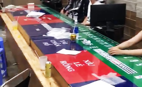 Cảnh sát đột kích sòng tài xỉu trực tuyến, thu giữ hàng trăm triệu đồng - Ảnh 1. Cảnh sát đột kích sòng tài xỉu trực tuyến, thu giữ hàng trăm triệu đồng - Ảnh 1.
