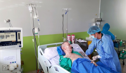 Nhân viên y tế trực tết sẽ mở máy điện thoại 24/24 để kịp thời ứng phó dịch COVID-19 - Ảnh 1. Nhân viên y tế trực tết sẽ mở máy điện thoại 24/24 để kịp thời ứng phó dịch COVID-19 - Ảnh 1.