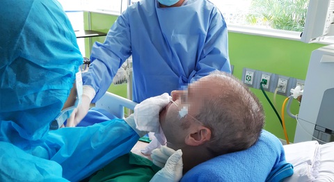 Phi công người Anh đã đủ điều kiện chuyển viện ngày 12-7 - Ảnh 2. Phi công người Anh đã đủ điều kiện chuyển viện ngày 12-7 - Ảnh 2.