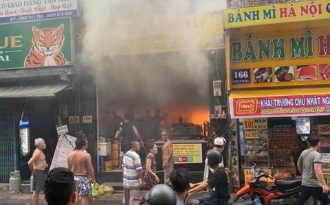 Cháy quán cơm trong khu phố Tây Sài Gòn, kịp cứu 7 người mắc kẹt - Ảnh 2. Cháy quán cơm trong khu phố Tây Sài Gòn, kịp cứu 7 người mắc kẹt - Ảnh 2.