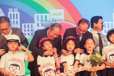Tặng 2 triệu mũ bảo hiểm cho học sinh lớp 1 năm học 2020-2021 - Ảnh 1. Tặng 2 triệu mũ bảo hiểm cho học sinh lớp 1 năm học 2020-2021 - Ảnh 1.