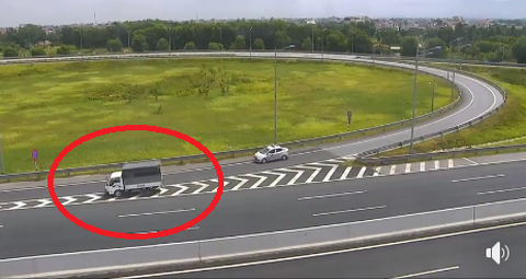 Nữ tài xế đi lùi xe tải hơn 1km trên cao tốc Hà Nội - Hải Phòng - Ảnh 2. Nữ tài xế đi lùi xe tải hơn 1km trên cao tốc Hà Nội - Hải Phòng - Ảnh 2.