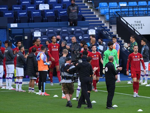 Chùm ảnh: Man City chào tân vương Liverpool, tặng luôn trận thua muối mặt - Ảnh 1. Chùm ảnh: Man City chào tân vương Liverpool, tặng luôn trận thua muối mặt - Ảnh 1.