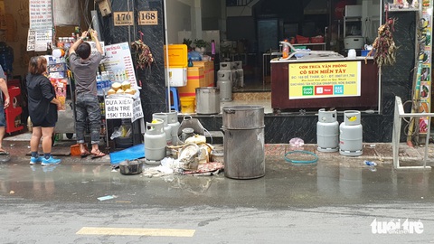 Cháy quán cơm trong khu phố Tây Sài Gòn, kịp cứu 7 người mắc kẹt - Ảnh 3. Cháy quán cơm trong khu phố Tây Sài Gòn, kịp cứu 7 người mắc kẹt - Ảnh 3.