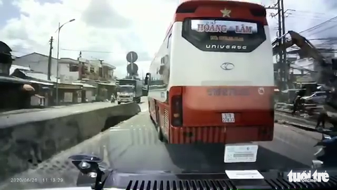 Xe khách chèn ép, không nhường đường cho xe cứu thương - Ảnh 1. Xe khách chèn ép, không nhường đường cho xe cứu thương - Ảnh 1.