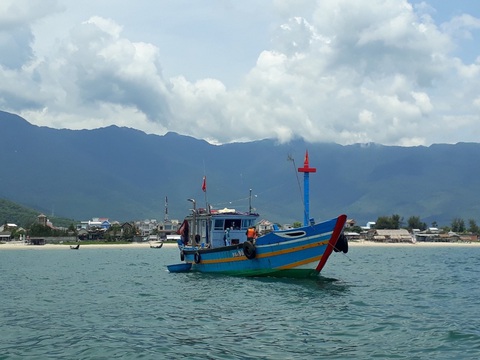 9 người dân đi thuyền đánh cá từ Đà Nẵng ra Huế để trốn cách ly - Ảnh 1. 9 người dân đi thuyền đánh cá từ Đà Nẵng ra Huế để trốn cách ly - Ảnh 1.
