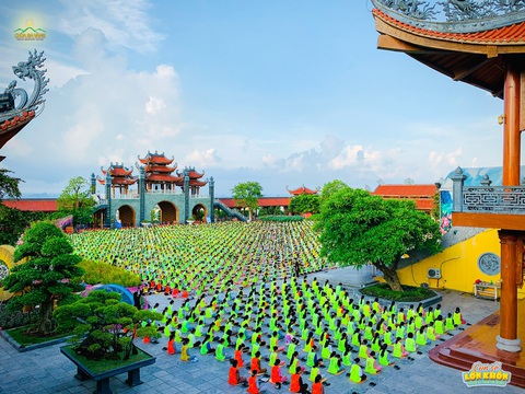 Chùa Ba Vàng rầm rộ tổ chức cầu nguyện, khóa tu dù dịch COVID-19 phức tạp - Ảnh 2. Chùa Ba Vàng rầm rộ tổ chức cầu nguyện, khóa tu dù dịch COVID-19 phức tạp - Ảnh 2.