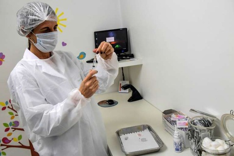 Nhân viên y tế Brazil tình nguyện thử vắcxin COVID-19 - Ảnh 1. Nhân viên y tế Brazil tình nguyện thử vắcxin COVID-19 - Ảnh 1.