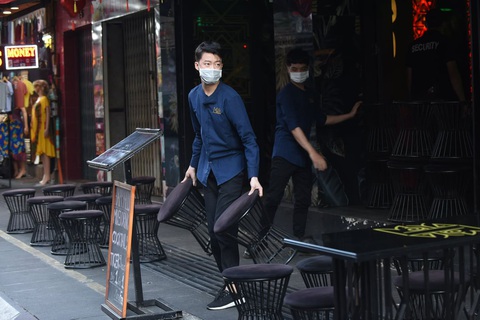 TP.HCM gửi công văn khẩn: Từ 0h sáng 31-7, cấm tụ tập quá 30 người, đóng cửa bar, vũ trường... - Ảnh 3. TP.HCM gửi công văn khẩn: Từ 0h sáng 31-7, cấm tụ tập quá 30 người, đóng cửa bar, vũ trường... - Ảnh 3.
