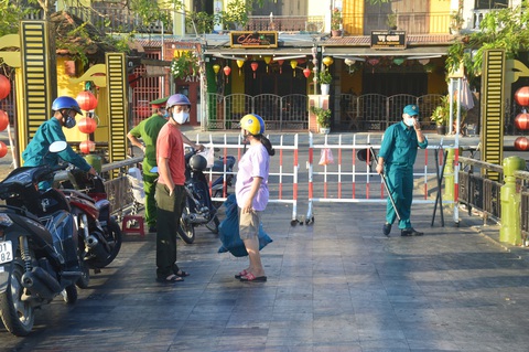 Hội An phong tỏa một tuyến phố trung tâm vì có người nhiễm COVID-19 - Ảnh 4. Hội An phong tỏa một tuyến phố trung tâm vì có người nhiễm COVID-19 - Ảnh 4.