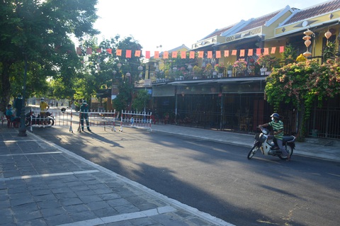 Hội An phong tỏa một tuyến phố trung tâm vì có người nhiễm COVID-19 - Ảnh 3. Hội An phong tỏa một tuyến phố trung tâm vì có người nhiễm COVID-19 - Ảnh 3.