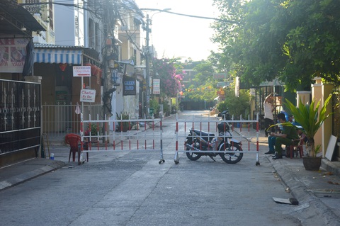Hội An phong tỏa một tuyến phố trung tâm vì có người nhiễm COVID-19 - Ảnh 2. Hội An phong tỏa một tuyến phố trung tâm vì có người nhiễm COVID-19 - Ảnh 2.