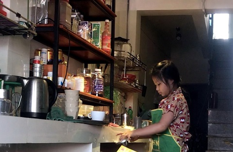 Việc gì cũng đến tay cha mẹ, làm sao con lớn nổi? - Ảnh 1. Việc gì cũng đến tay cha mẹ, làm sao con lớn nổi? - Ảnh 1.