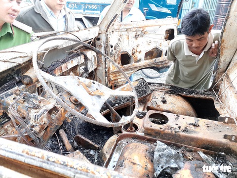 Xe tải đang đậu tại tiệm sửa xe bỗng dưng bốc cháy - Ảnh 3. Xe tải đang đậu tại tiệm sửa xe bỗng dưng bốc cháy - Ảnh 3.