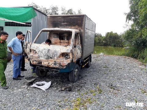 Xe tải đang đậu tại tiệm sửa xe bỗng dưng bốc cháy - Ảnh 2. Xe tải đang đậu tại tiệm sửa xe bỗng dưng bốc cháy - Ảnh 2.