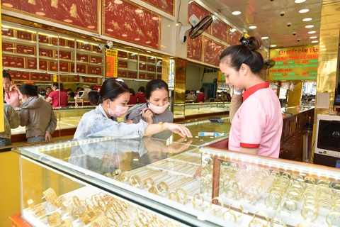 Giá vàng tăng sốc lên 58,6 triệu đồng/lượng, thị trường lạnh tanh - Ảnh 1. Giá vàng tăng sốc lên 58,6 triệu đồng/lượng, thị trường lạnh tanh - Ảnh 1.