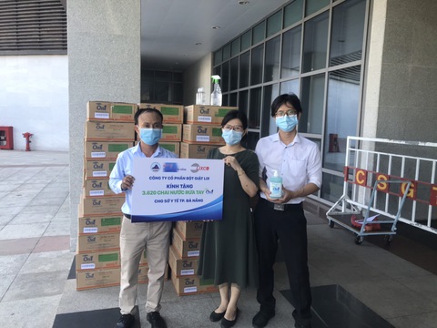 Tiếp sức hơn 2.000 lít dung dịch rửa tay On1 đến Đà Nẵng, Quảng Nam, Quảng Ngãi - Ảnh 1. Tiếp sức hơn 2.000 lít dung dịch rửa tay On1 đến Đà Nẵng, Quảng Nam, Quảng Ngãi - Ảnh 1.