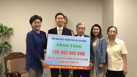 Hội Hàn Kiều TP.HCM trao 100 triệu đồng ủng hộ người dân bị ảnh hưởng bởi COVID-19 - Ảnh 1. Hội Hàn Kiều TP.HCM trao 100 triệu đồng ủng hộ người dân bị ảnh hưởng bởi COVID-19 - Ảnh 1.
