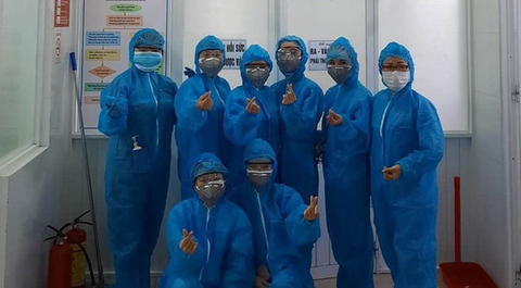 Y bác sĩ trong bệnh viện phong tỏa: Chúng tôi đang tạo thành một khối - Ảnh 2. Y bác sĩ trong bệnh viện phong tỏa: Chúng tôi đang tạo thành một khối - Ảnh 2.