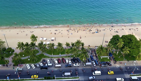 Nha Trang dừng hoạt động tập trung đông người trên tuyến công viên bờ biển - Ảnh 1. Nha Trang dừng hoạt động tập trung đông người trên tuyến công viên bờ biển - Ảnh 1.