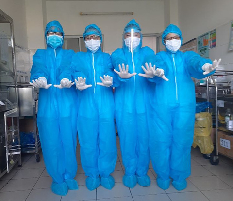 Y bác sĩ trong bệnh viện phong tỏa: Chúng tôi đang tạo thành một khối - Ảnh 1. Y bác sĩ trong bệnh viện phong tỏa: Chúng tôi đang tạo thành một khối - Ảnh 1.