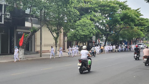 Y bác sĩ trong bệnh viện phong tỏa: Chúng tôi đang tạo thành một khối - Ảnh 4. Y bác sĩ trong bệnh viện phong tỏa: Chúng tôi đang tạo thành một khối - Ảnh 4.