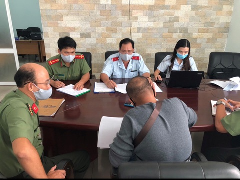 Xử phạt hướng dẫn viên đăng tin ‘khoe’ đưa khách ‘tẩu thoát khỏi Đà Nẵng’ - Ảnh 1. Xử phạt hướng dẫn viên đăng tin ‘khoe’ đưa khách ‘tẩu thoát khỏi Đà Nẵng’ - Ảnh 1.