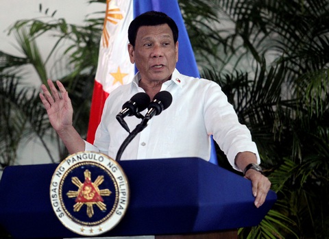Tổng thống Philippines khuyên dùng xăng dầu để khử trùng khẩu trang - Ảnh 1. Tổng thống Philippines khuyên dùng xăng dầu để khử trùng khẩu trang - Ảnh 1.