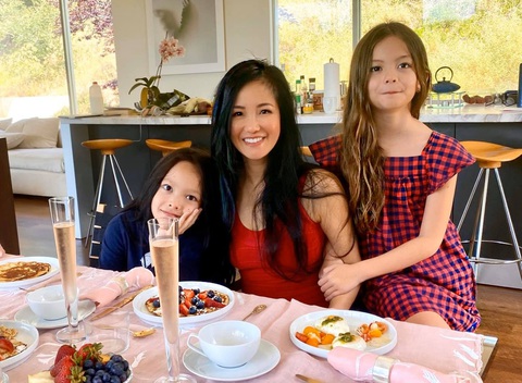 Hồng Nhung và hai con từ Mỹ về, lạc quan vui vẻ ở khu cách ly Quảng Ninh - Ảnh 1.